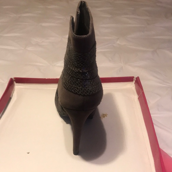 Heels - Picture 4 of 4